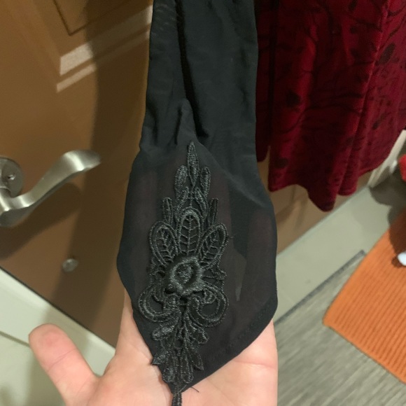 🍎“Once Upon a Time” Regina Red Velvet Apple & Vine Design Dress Hot Topic - Picture 4 of 12